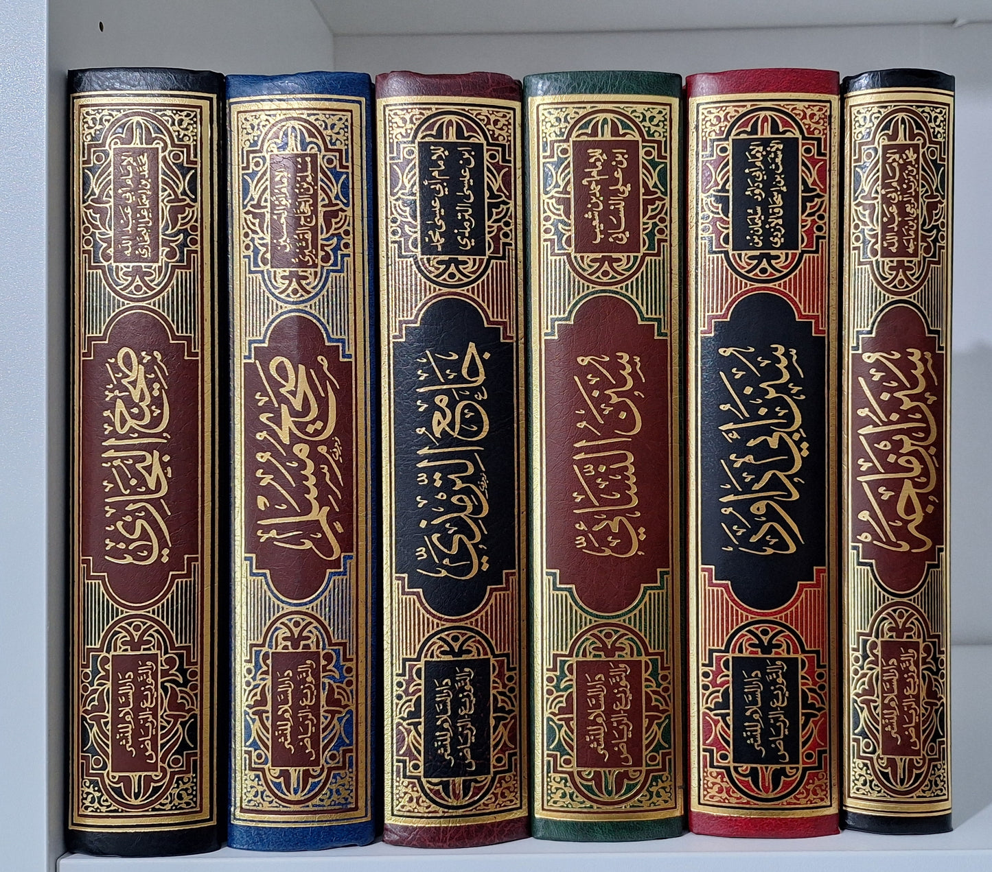 كتب الحديث الستة المشهورة : صحيح البخاري ومسلم وسنن أبي داود والنسائي وابن ماجة وجامع الترمذي